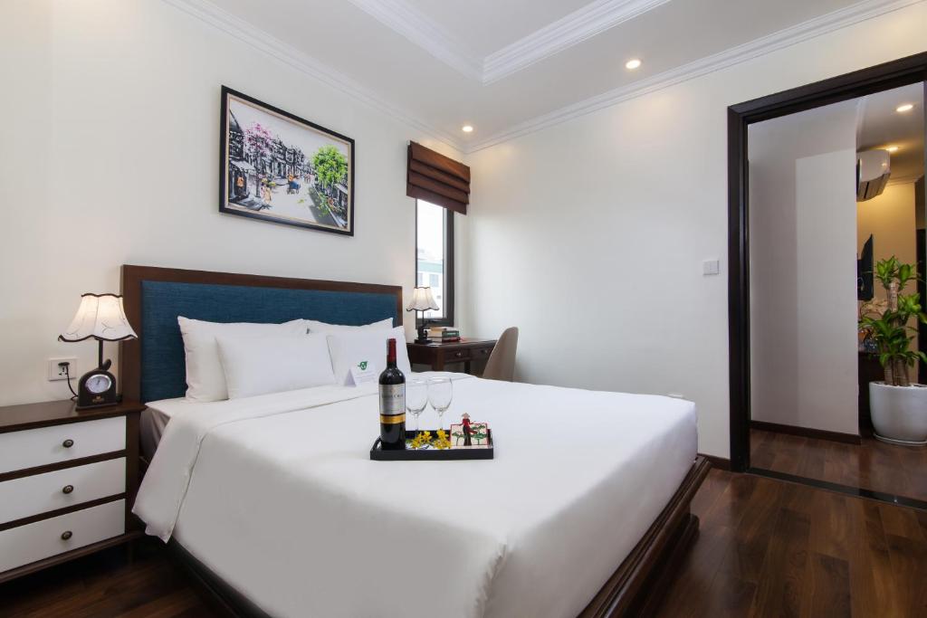 Postel nebo postele na pokoji v ubytování Hanoi Central Hotel & Residences
