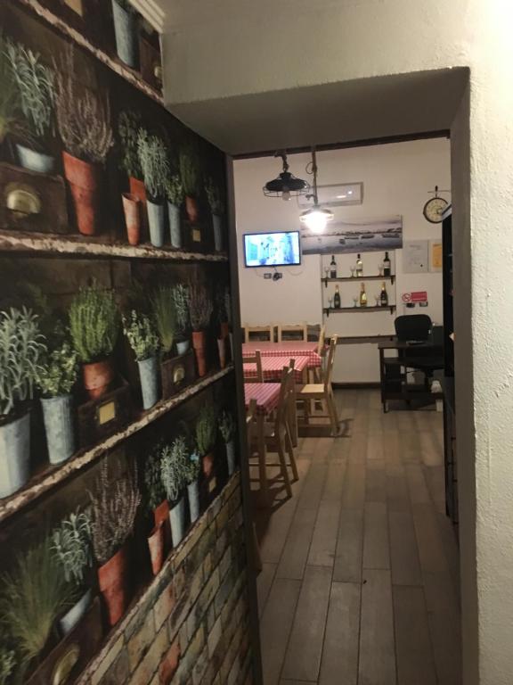 Televízia a/alebo spoločenská miestnosť v ubytovaní Na tazzulel e cafe