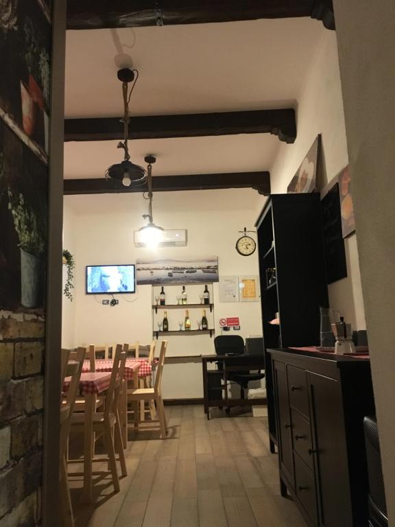 Televízia a/alebo spoločenská miestnosť v ubytovaní Na tazzulel e cafe