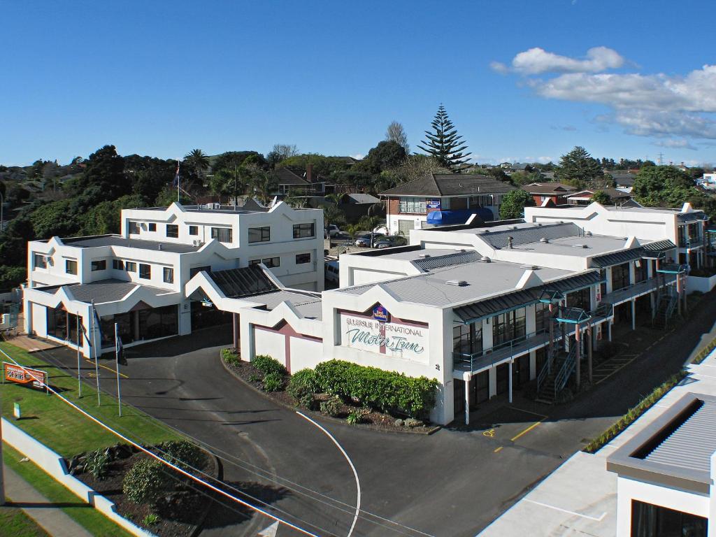 une vue aérienne sur une ville avec des bâtiments blancs dans l'établissement Best Western Ellerslie International Hotel, à Auckland