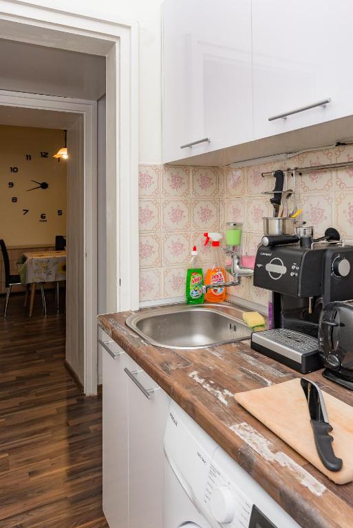 Kuchyň nebo kuchyňský kout v ubytování Central Academic Apartment Sofia