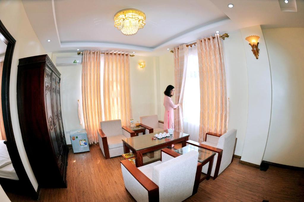 Thuan Thanh Hotel - Family Room With Balcony