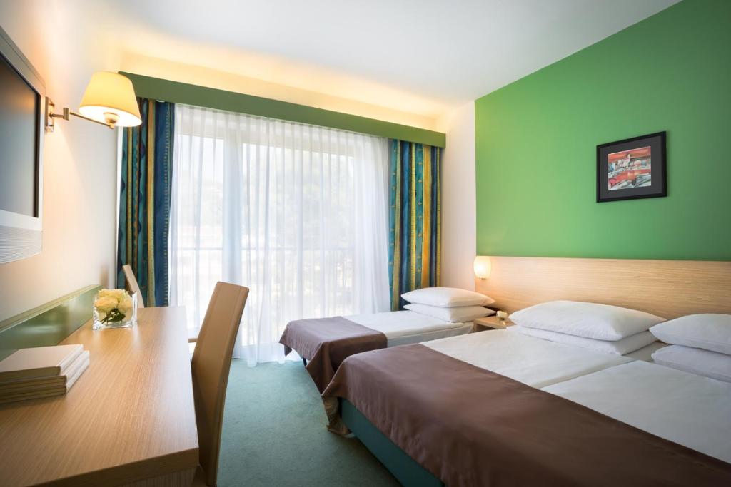 Ein Bett oder Betten in einem Zimmer der Unterkunft Remisens Hotel LUCIJA