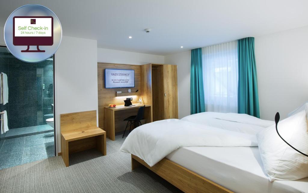 Postel nebo postele na pokoji v ubytování Hotel Vaduzerhof by b-smart