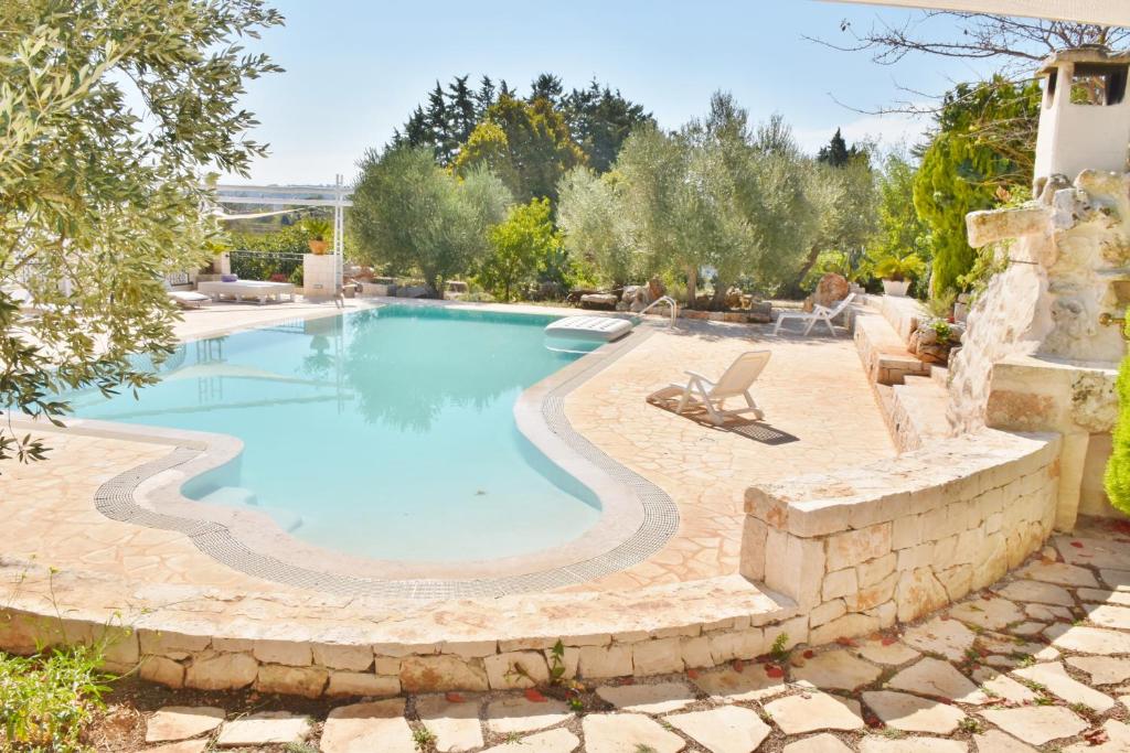 The swimming pool at or close to Trullo Cime Bianche