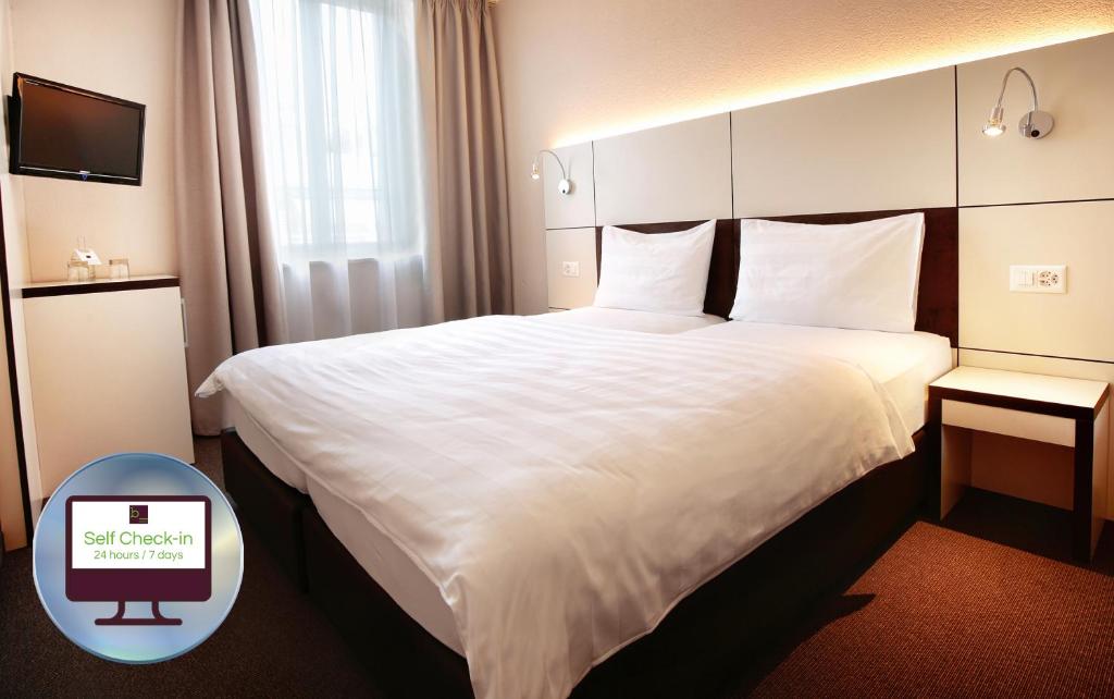 Voodi või voodid majutusasutuse b-smart motel Basel toas
