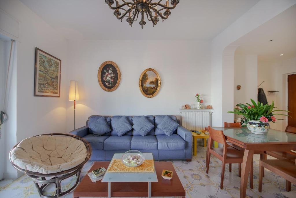 un soggiorno con divano blu e tavolo di Aranci 77 Sorrento a Sorrento