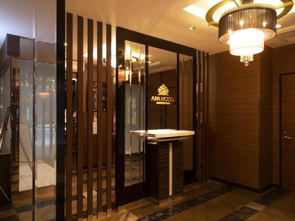 姫路市にあるアパホテル 姫路駅北のドレッシングルーム(鏡、洗面台付)
