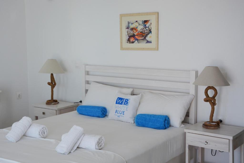 Łóżko lub łóżka w pokoju w obiekcie White Blue Houses & Apartments Paros