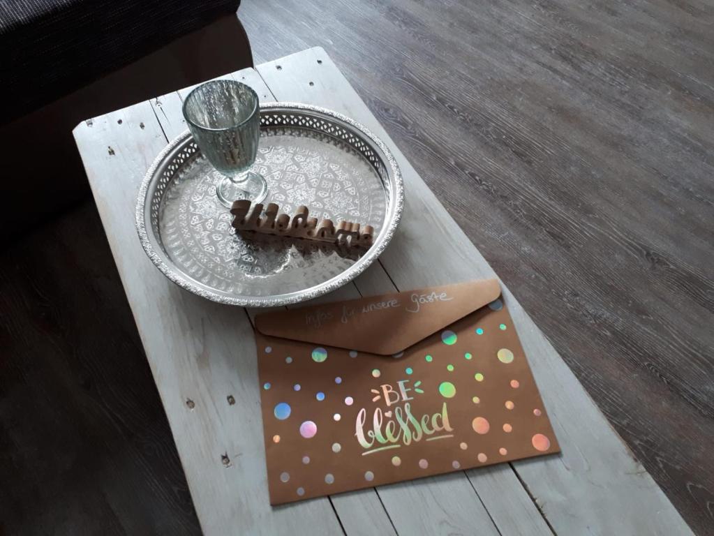 una mesa con un plato de chocolate. en Ferienwohnungen Naturzeit en Willingen