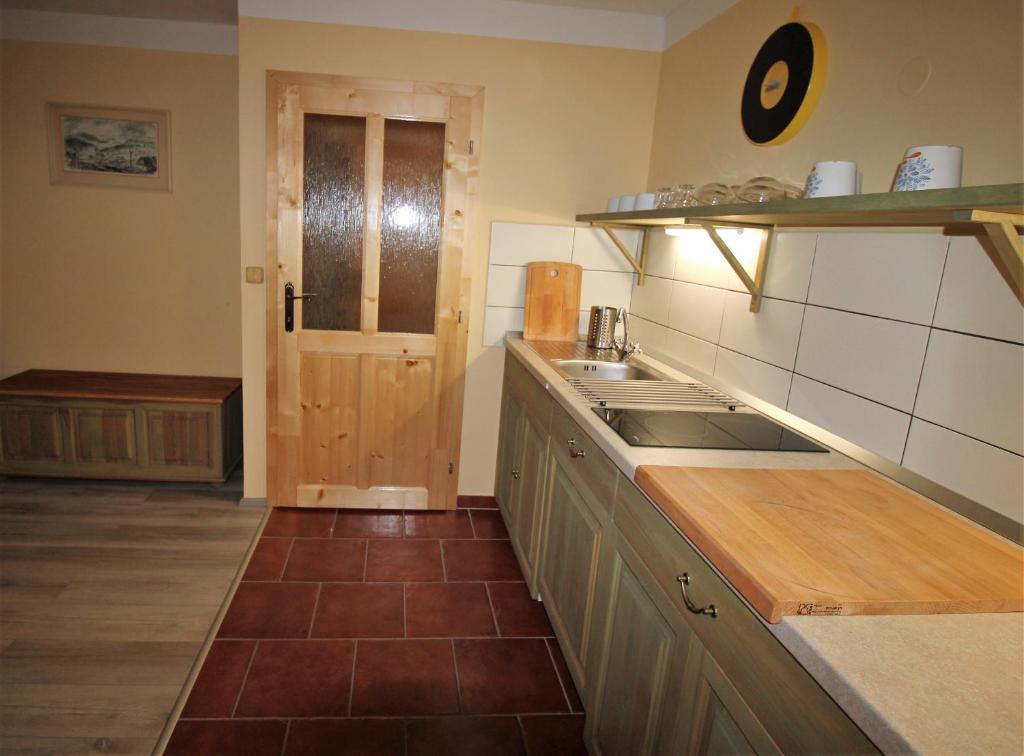 Kuchyň nebo kuchyňský kout v ubytování Apartmány u Knajflů