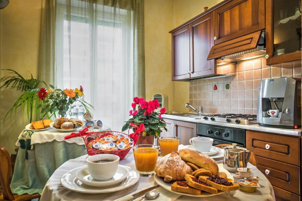 eine Küche mit einem Tisch mit Speisen und Getränken in der Unterkunft Giornate Romane in Rom