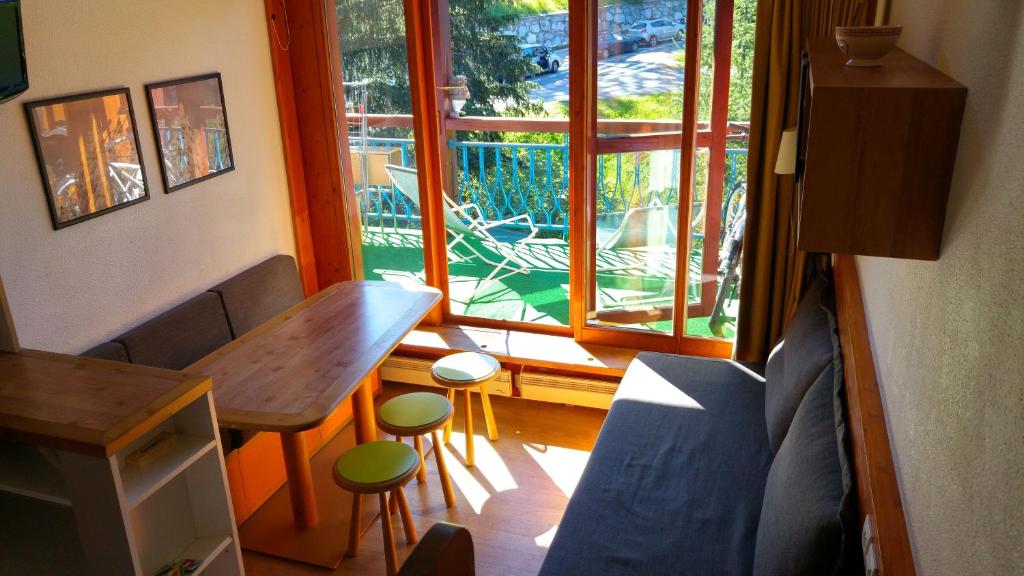阿克1800的住宿－Le Vogel，客厅配有桌子和窗户