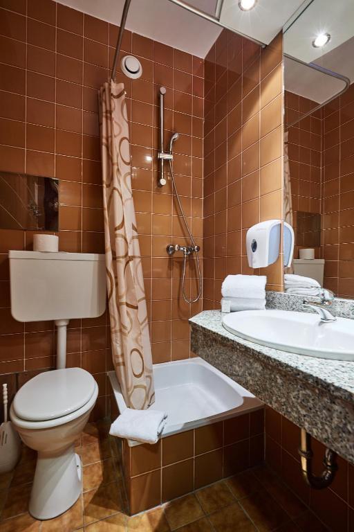 Koupelna v ubytování Hotel Lövér Sopron
