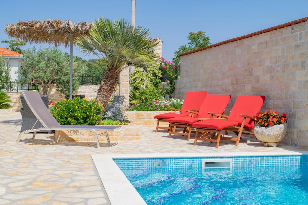 Bazén v ubytování Apartments Šolta nebo v jeho okolí