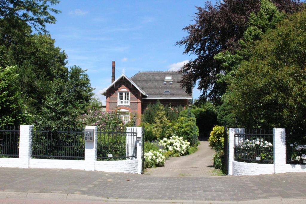 een wit hek voor een huis met een oprit bij Villa Wambach in Tegelen