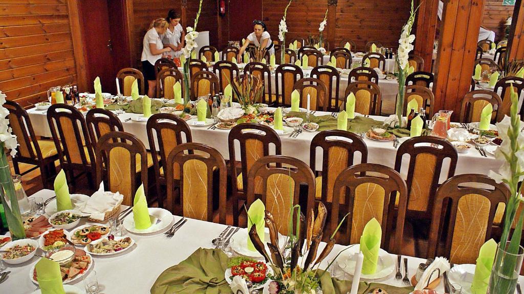 Reštaurácia alebo iné gastronomické zariadenie v ubytovaní Augustowia