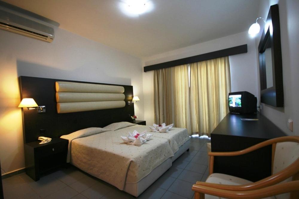 Postel nebo postele na pokoji v ubytování Zorbas Beach Hotel