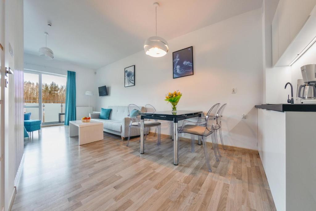 Kuchyňa alebo kuchynka v ubytovaní Apartamenty Sun & Snow Seaside Grzybowo