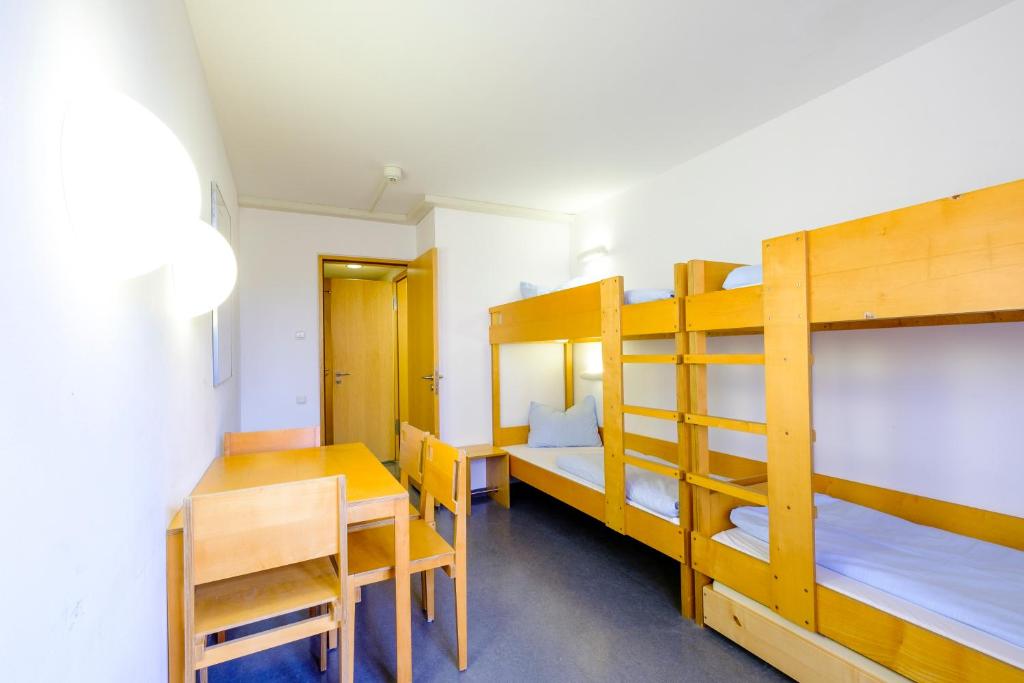 Postel nebo postele na pokoji v ubytování Internationales Jugendgästehaus Dachau