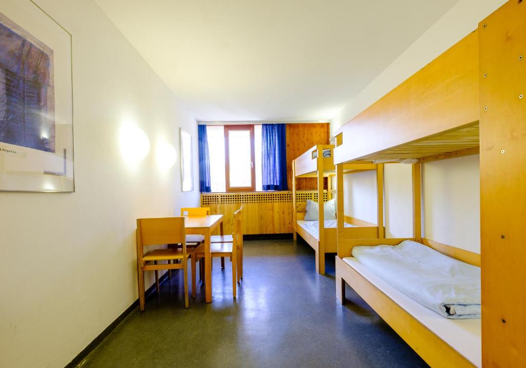 Postel nebo postele na pokoji v ubytování Internationales Jugendgästehaus Dachau