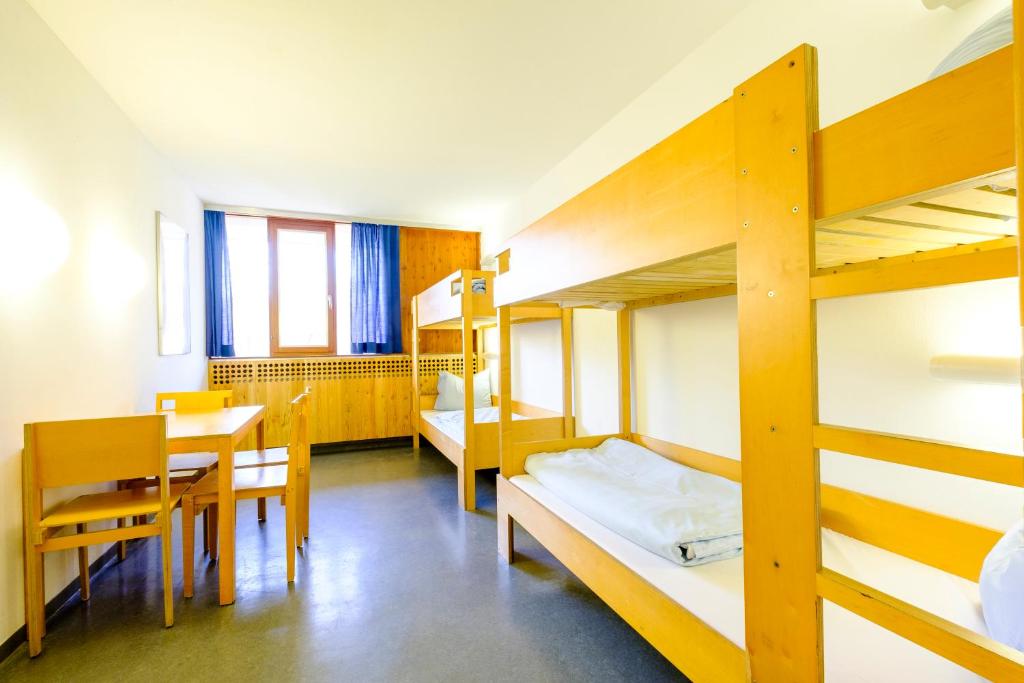 Postel nebo postele na pokoji v ubytování Internationales Jugendgästehaus Dachau