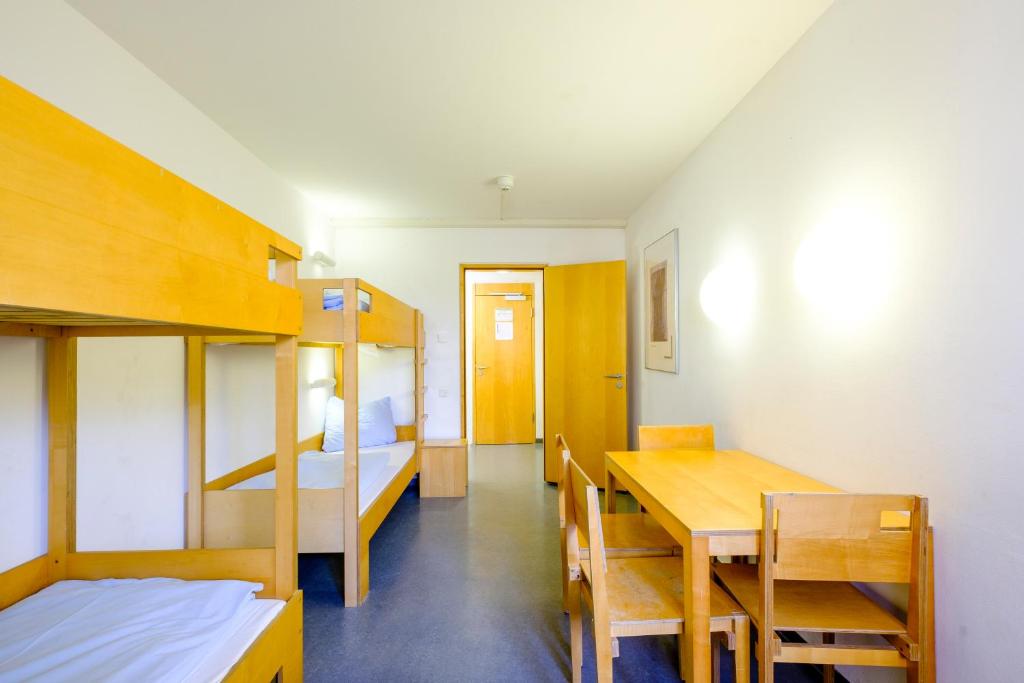 Postel nebo postele na pokoji v ubytování Internationales Jugendgästehaus Dachau