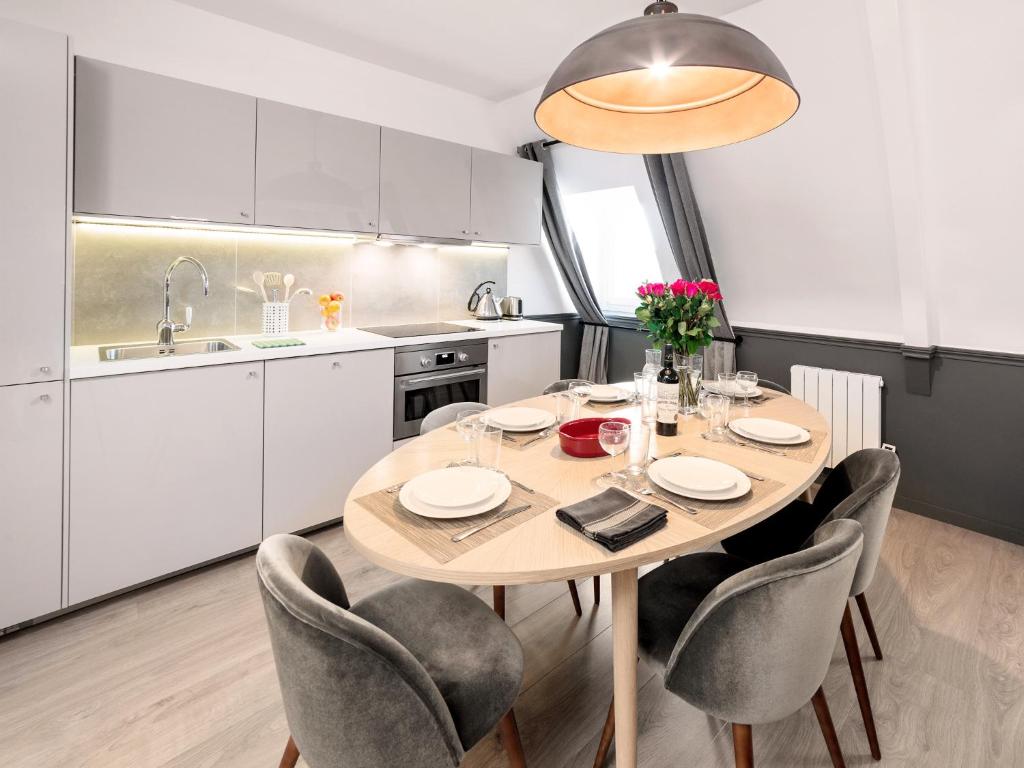 LivinParis - Luxury AC 2 & 3 Bedrooms Le Louvre - Two Bedrooms A/C Apartment With Sacré Coeur View