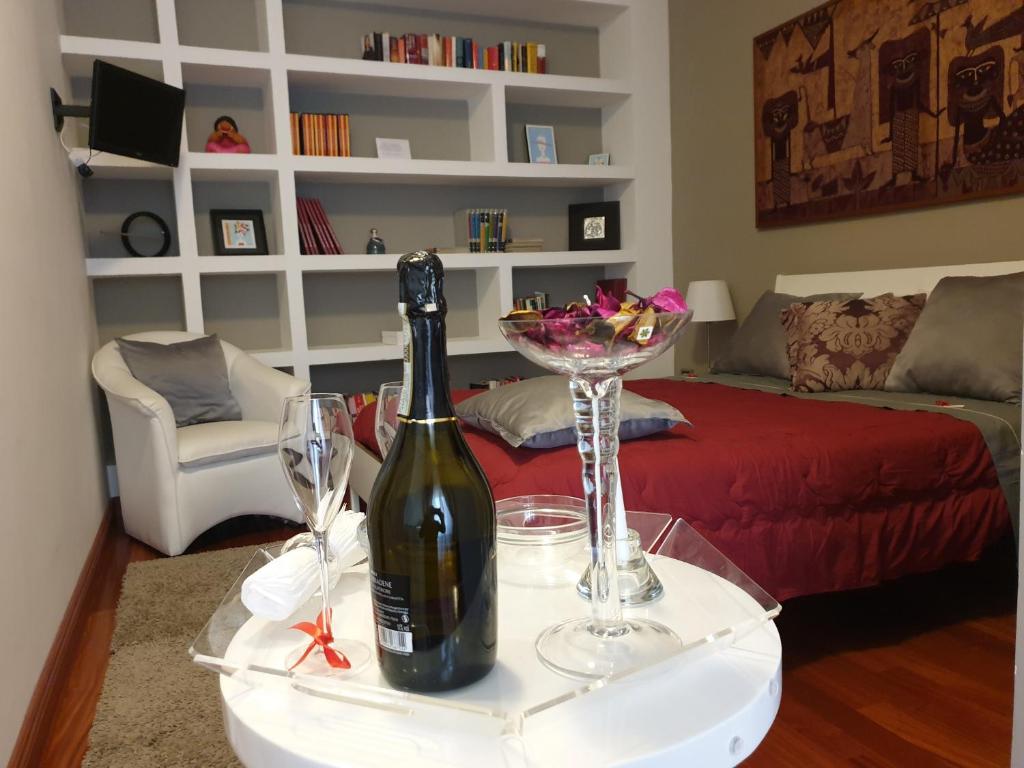 カゼルタにあるResidenza D'Epoca B&B Celesteの- リビングルームのテーブルに置かれたワイン1本とグラス1杯