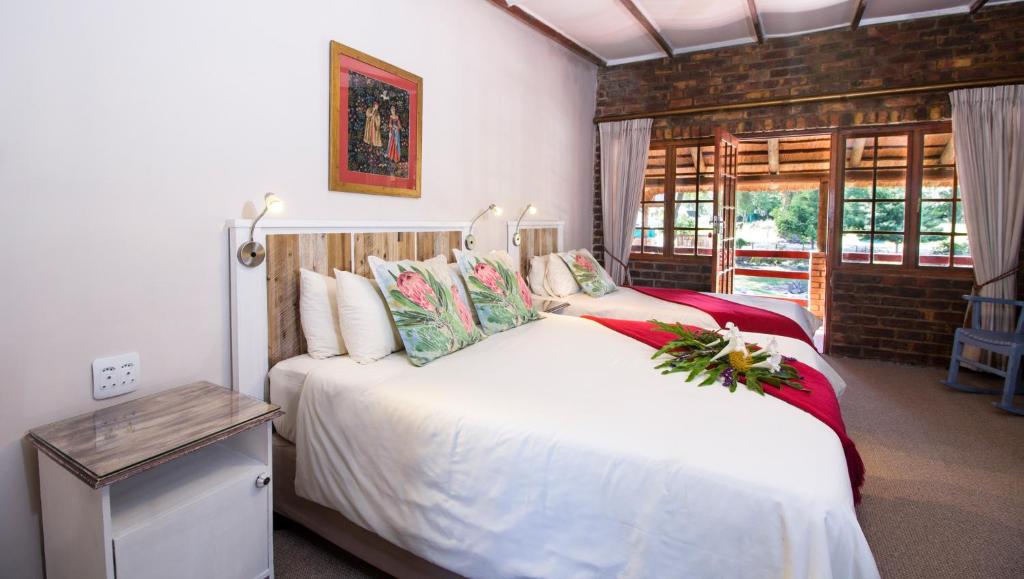 Postel nebo postele na pokoji v ubytování Storms River Guest Lodge