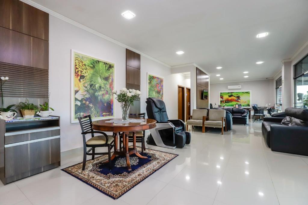 a living room with a table and chairs at Hotel Trevita Foz in Foz do Iguaçu