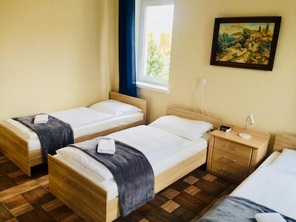 pokój z 3 łóżkami i oknem w obiekcie Pokoje Goscinne ATENA w mieście Gubin
