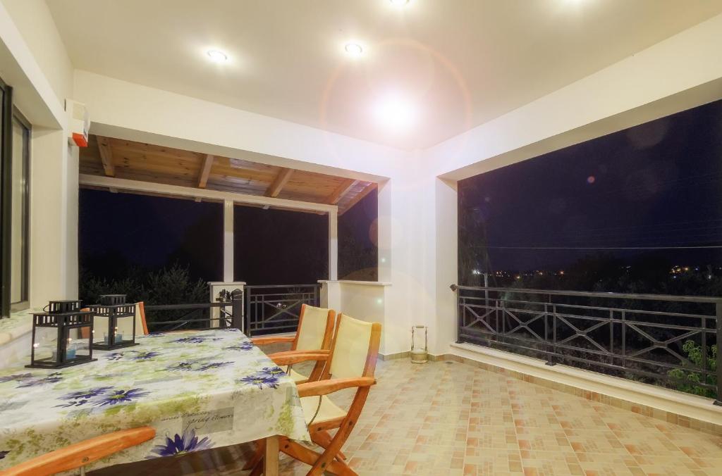A balcony or terrace at V and H House - Cozy & Ideal for Families, by ZanteWize