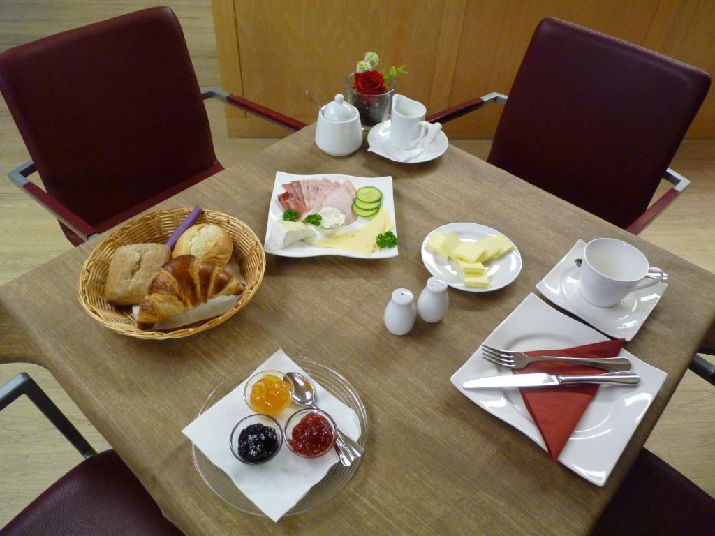 a table with a plate of bread and a basket of food at Cafe und Pension Blohm in Greifswald