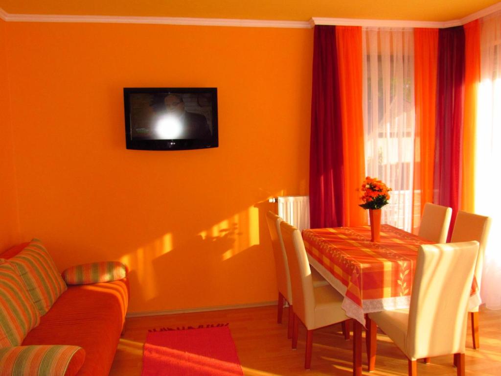 Televízia a/alebo spoločenská miestnosť v ubytovaní Balaton Beach Apartman