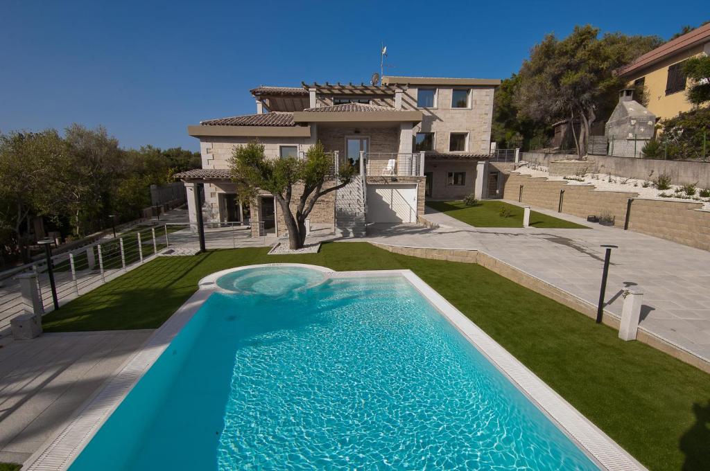 uma grande piscina em frente a uma casa em Villa Marianna em Castiadas