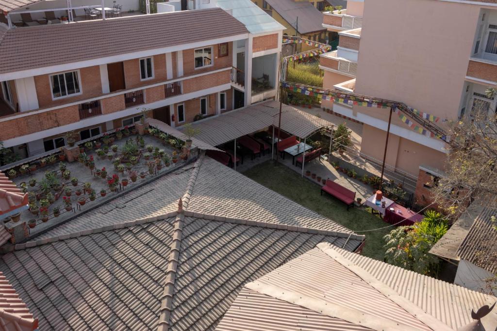 Shaligram Hotel & Spa في باتان: إطلالة علوية على مبنى مع ساحة