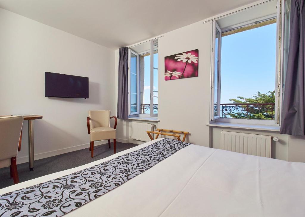 TV a/nebo společenská místnost v ubytování Logis Hotel Belle-Vue