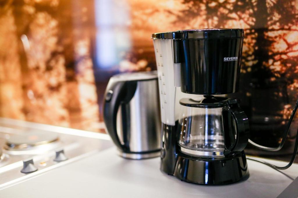 Příslušenství pro přípravu čaje a kávy v ubytování Guest House Vila Moj Mir