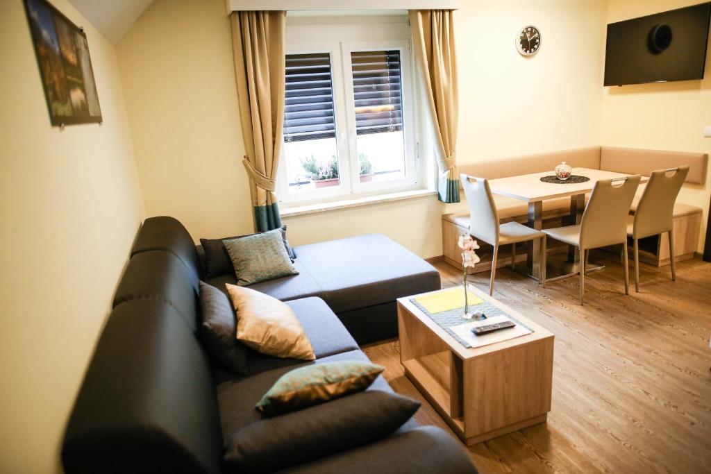 Posezení v ubytování Guest House Vila Moj Mir
