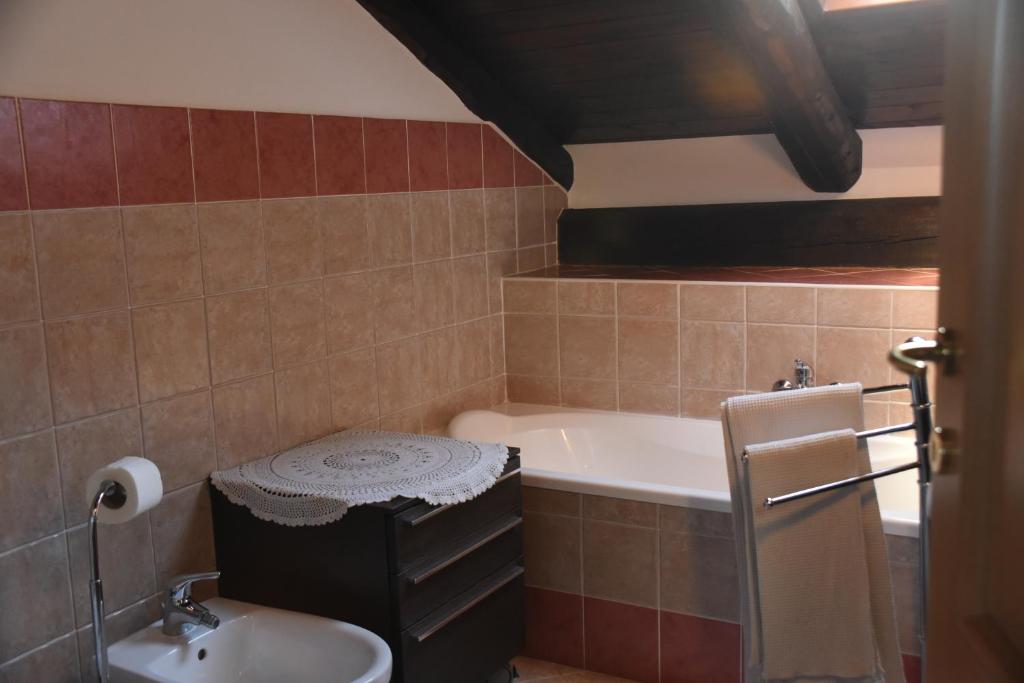 Koupelna v ubytování Agriturismo La Ca 'd Majin