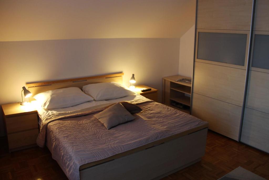 Postel nebo postele na pokoji v ubytování Apartments Koblar