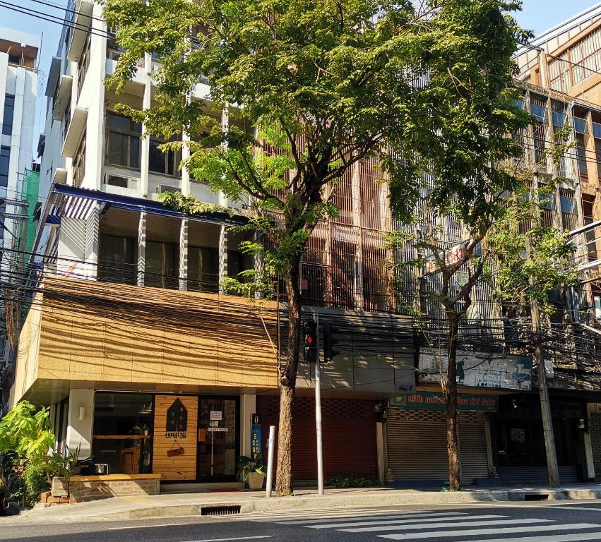 un edificio con balcón en el lateral de una calle en FORESTTEL.BKK, en Bangkok
