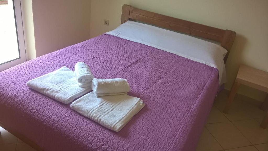 A bed or beds in a room at HOLIDAYS APARTMENT ΜΕΣΣΗΝΗ