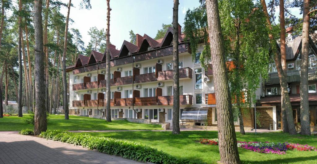 un gran edificio con árboles delante de él en Ukraina Hotel, en Cherkasy