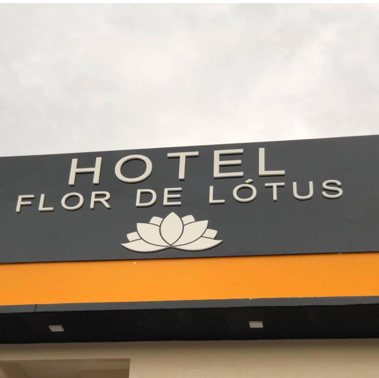 a sign for a hotel for lotus at Hotel Flor de Lotus in Santa Isabel do Pará