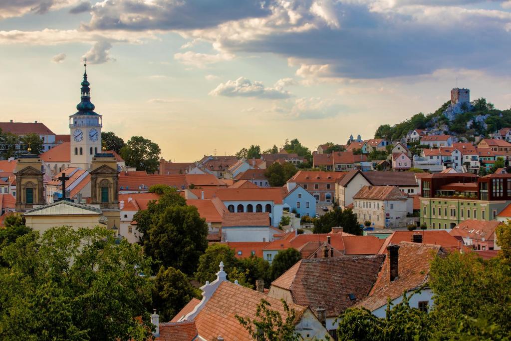 Nespecifikovaný výhled na destinaci Mikulov nebo výhled na město při pohledu z aparthotelu