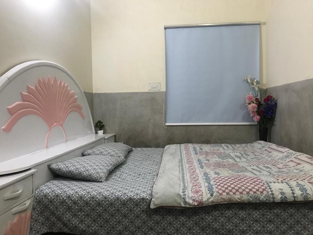 Een bed of bedden in een kamer bij Adam’s House