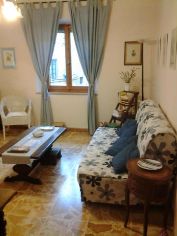 Un pat sau paturi într-o cameră la Trasimeno Panicale - Appartamento borgo storico