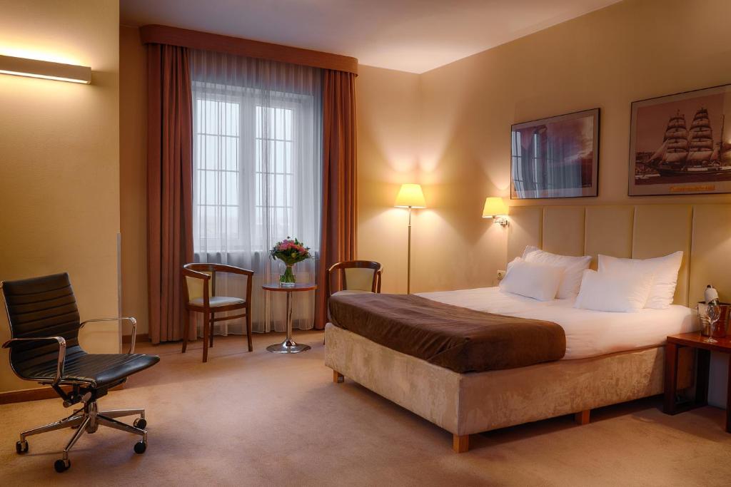 Un pat sau paturi într-o cameră la Focus Hotel Szczecin